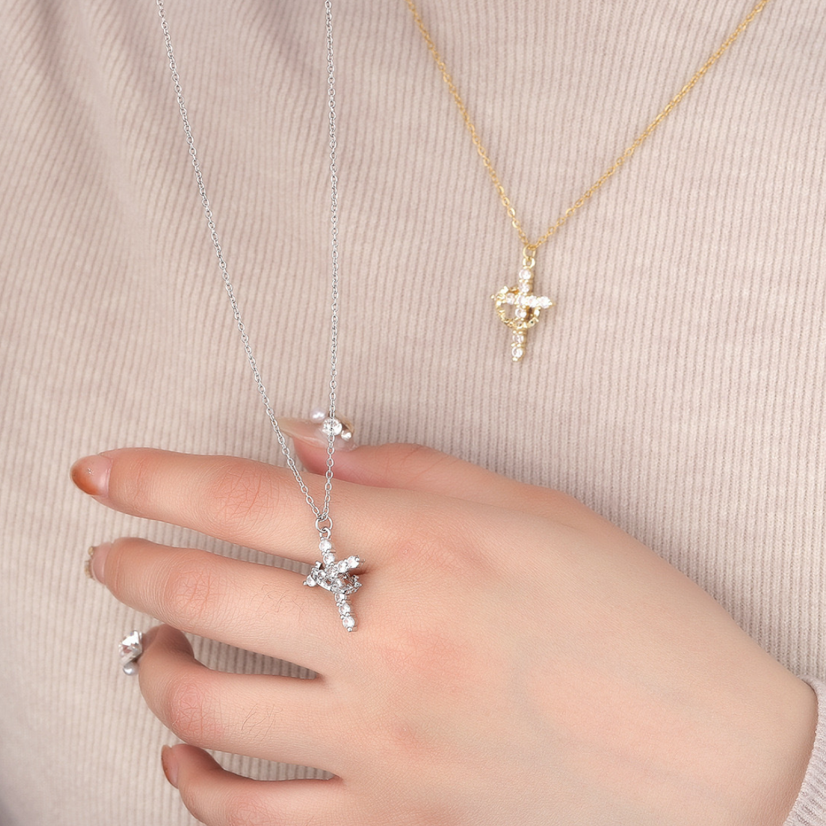 Colar Cruz Real Cravejado em Zircônia + Brinde Exclusivo Pulseira Aurora Cross