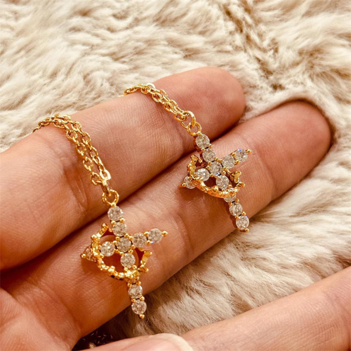 Colar Cruz Real Cravejado em Zircônia + Brinde Exclusivo Pulseira Aurora Cross