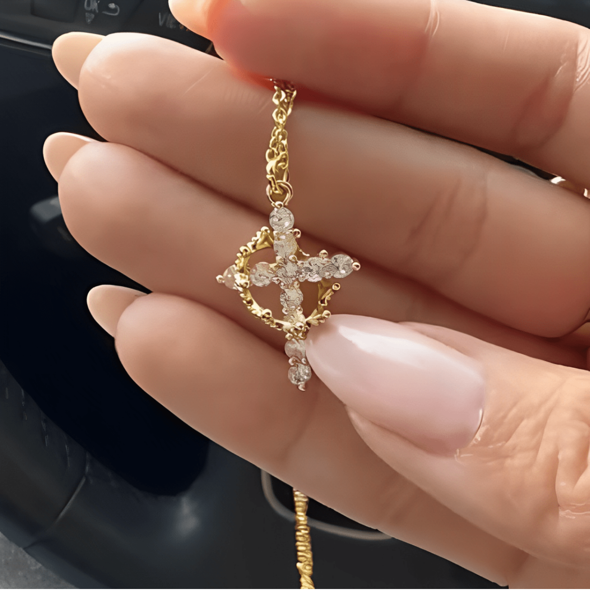 Colar Cruz Real Cravejado em Zircônia + Brinde Exclusivo Pulseira Aurora Cross