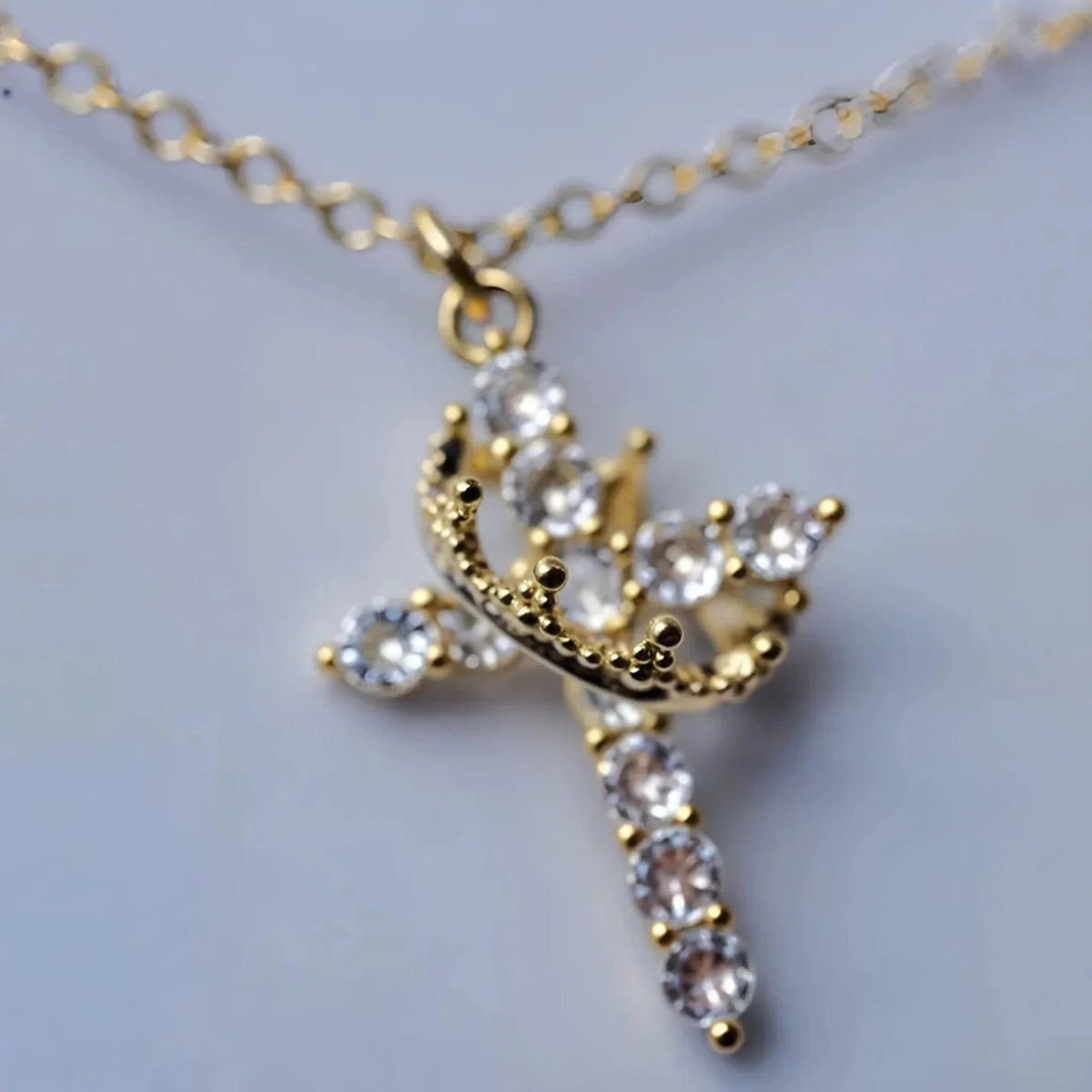 Colar Cruz Real Cravejado em Zircônia + Brinde Exclusivo Pulseira Aurora Cross