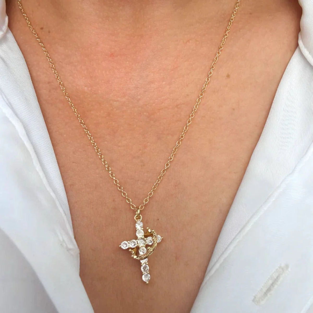 Colar Cruz Real Cravejado em Zircônia + Brinde Exclusivo Pulseira Aurora Cross