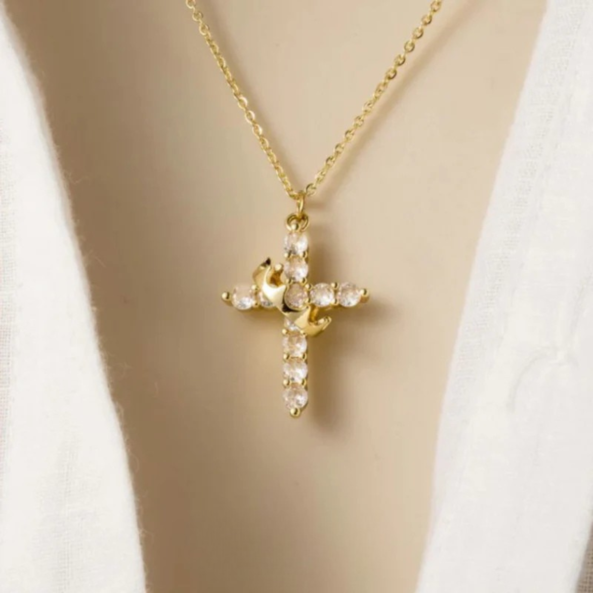 Colar Cruz Real Cravejado em Zircônia + Brinde Exclusivo Pulseira Aurora Cross