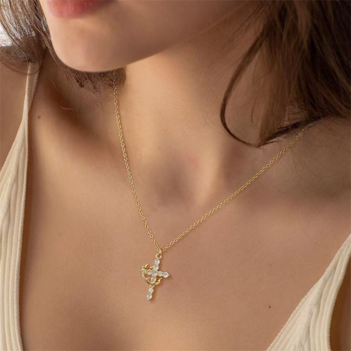 Colar Cruz Real Cravejado em Zircônia + Brinde Exclusivo Pulseira Aurora Cross