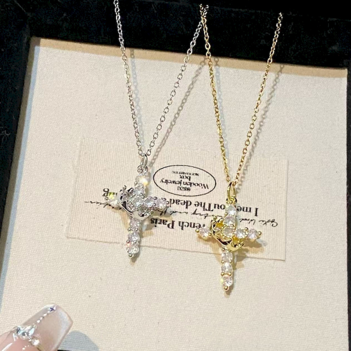 Colar Cruz Real Cravejado em Zircônia + Brinde Exclusivo Pulseira Aurora Cross