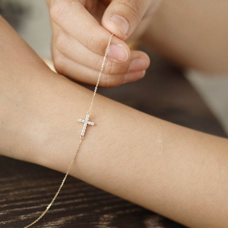 Pulseira Feminina Aurora Cross – Pingente Delicado de Cruz Banhada em Ouro [COMPRE 1 LEVE 2]