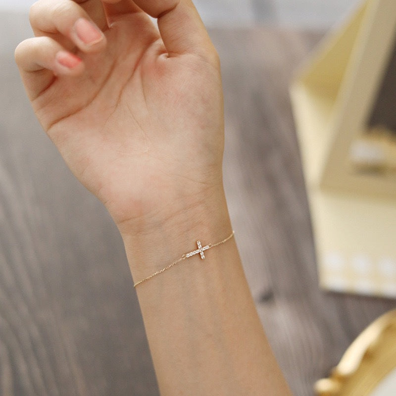 Pulseira Feminina Aurora Cross – Pingente Delicado de Cruz Banhada em Ouro [COMPRE 1 LEVE 2]