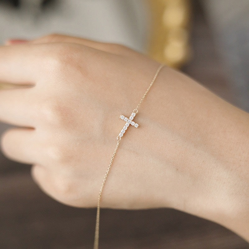 Pulseira Feminina Aurora Cross – Pingente Delicado de Cruz Banhada em Ouro [COMPRE 1 LEVE 2]