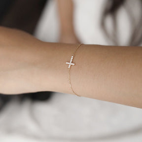 Pulseira Feminina Aurora Cross – Pingente Delicado de Cruz Banhada em Ouro [COMPRE 1 LEVE 2]