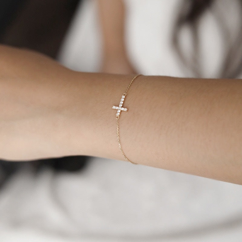 Pulseira Feminina Aurora Cross – Pingente Delicado de Cruz Banhada em Ouro [COMPRE 1 LEVE 2]