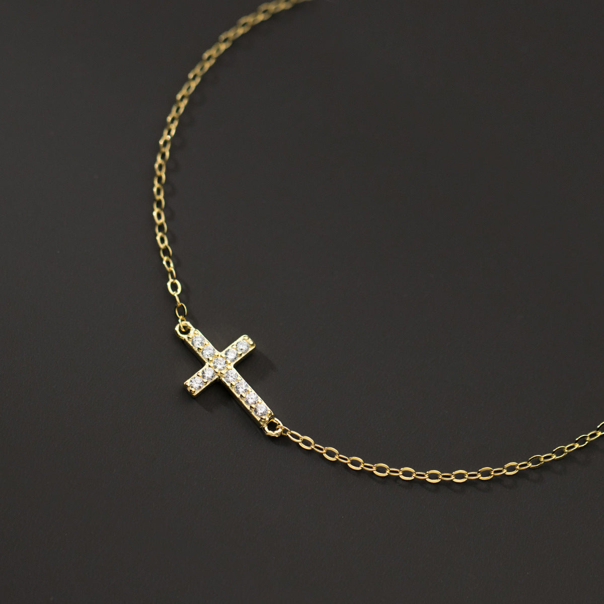 Pulseira Feminina Aurora Cross – Pingente Delicado de Cruz Banhada em Ouro [COMPRE 1 LEVE 2]