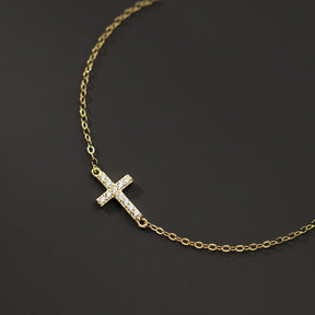 Pulseira Feminina Aurora Cross – Pingente Delicado de Cruz Banhada em Ouro [COMPRE 1 LEVE 2]
