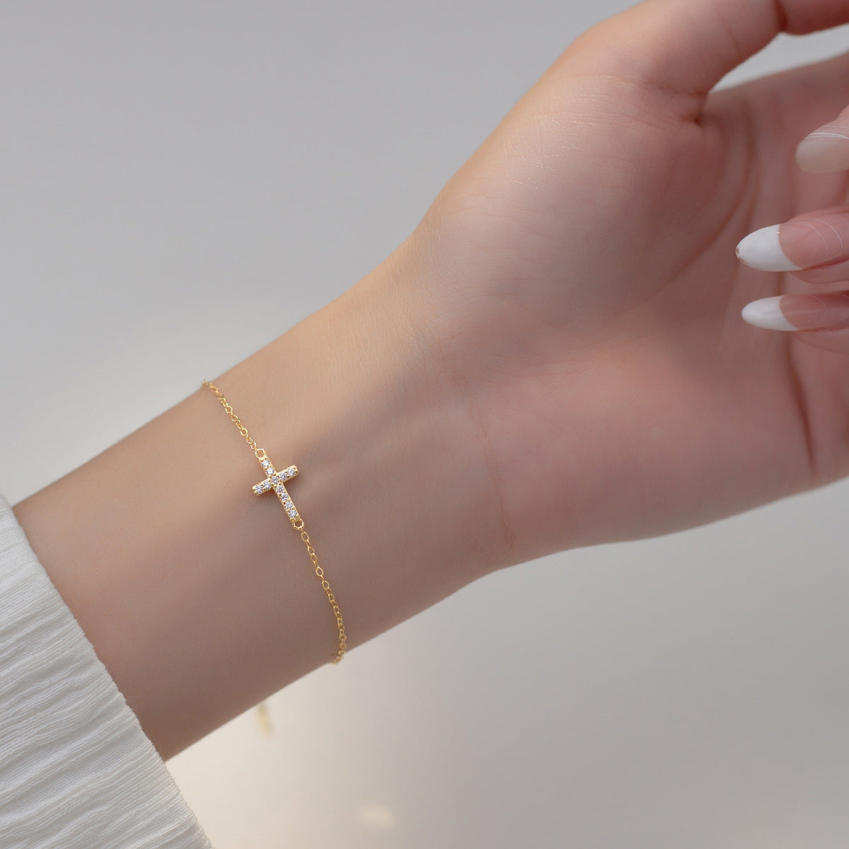 Pulseira Feminina Aurora Cross – Pingente Delicado de Cruz Banhada em Ouro [COMPRE 1 LEVE 2]