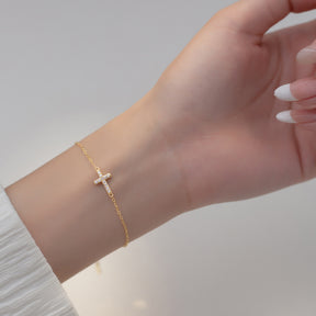 Pulseira Feminina Aurora Cross – Pingente Delicado de Cruz Banhada em Ouro [COMPRE 1 LEVE 2]